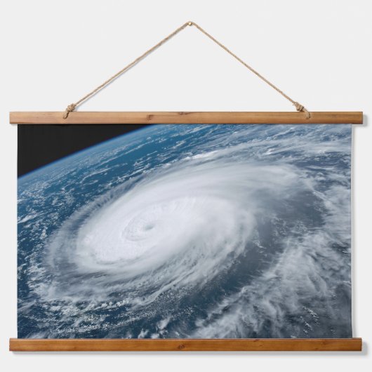 台風のヒンナムナー。 吊り下げ型タペストリー (正面)