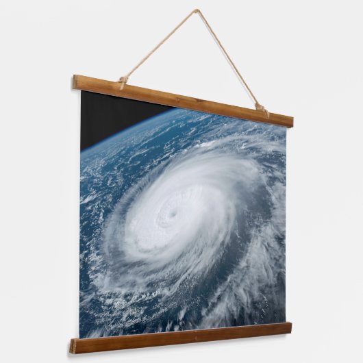 台風のヒンナムナー。 吊り下げ型タペストリー (傾斜あり)