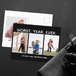史上最悪のおもしろいクリスマス写真ダークユーモア ポストカード<br><div class="desc">これらの新笑わされる年やクリスマスのポストカードは、壊滅的な世界的流行と検疫を指摘してポイントに真っ直ぐ取得する。それは休日のための白と黒の中でおもしろいWorst Year Everというフレーズの下の前面にあなたの家族の3つの写真を特色にする。2021年用の休日のユーモアのはがきの後ろにあなたの子供の写真とあなたの文字をパーソナライズカスタム。社交的なクリスマスに最適。</div>