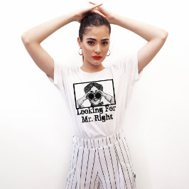 右おもしろいパーソナライズされた氏を探して Tシャツ