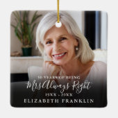 右おもしろい夫妻の写真記念日 セラミックオーナメント (裏面)