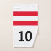 右おもしろい手用10ピンボウリングをする人、 クリケットの投手ボーリング  ハンドタオル (ハンドタオル)