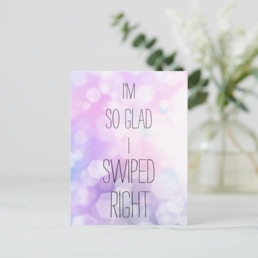 右にスワイプしてよかった - おもしろい紫のグリッター ポストカード (スタンド正面)