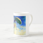 右にパラソルを置いたモネの女性 ボーンチャイナマグカップ (正面右)