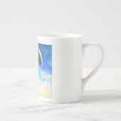 右にパラソルを置いたモネの女性 ボーンチャイナマグカップ (右)