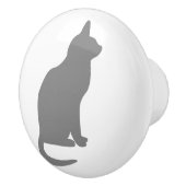 右に向かって座る灰色の猫 セラミックノブ (右)