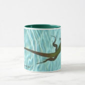 右利きの水泳のトカゲのマグ マグカップ (中央)