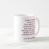 右利きの"世界共感日"のマグ- コーヒーマグカップ (正面右)
