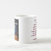 右利きの"世界共感日"のマグ- コーヒーマグカップ (中央)