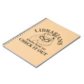 司書はそれを点検する方法を知っています ノートブック (左側)