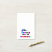 司書スーパーヒーローはっきりしたカラフル文字デザイン- ポストイット (デスク上)