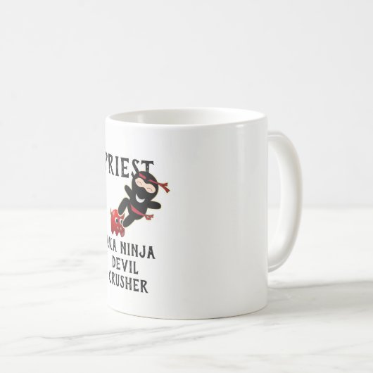 司祭おもしろいギフトAKA忍者デビルクラッシャー コーヒーマグカップ (正面右)