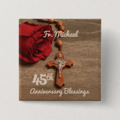 司祭45周年記念バラとロザリオ 缶バッジ (正面)