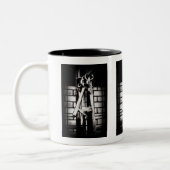 合い鍵およびレンガ壁 ツートーンマグカップ (左)