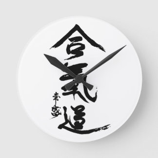 合気道の漢字のO'Senseiの書道 ラウンド壁時計