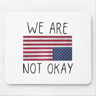 合衆国旗を逆さまにした愛国的なフレーズ We Are Not Ok Usa Flag Upside マウスパッド