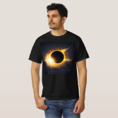 合計太陽のEclipse任意の文字と日付の追加ユニセックス Tシャツ (正面フル)