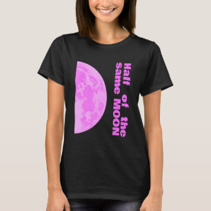 同じピンクの月のカップルの半分の右2 / 2 Tシャツ