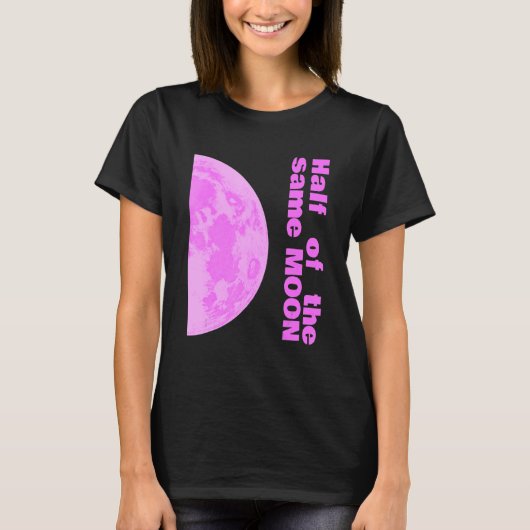 同じピンクの月のカップルの半分の右2 / 2 Tシャツ (正面)