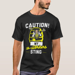 同僚が蜂蜜を食べることに注意する Tシャツ