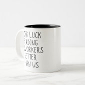 同僚の方が私たちのコーヒーより良いコーヒーを見つけられるのを幸いに  ツートーンマグカップ (正面左)