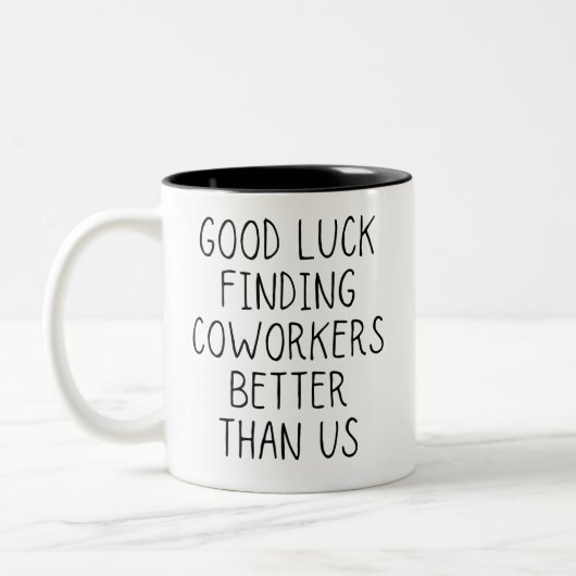 同僚の方が私たちのコーヒーより良いコーヒーを見つけられるのを幸いに  ツートーンマグカップ (左)