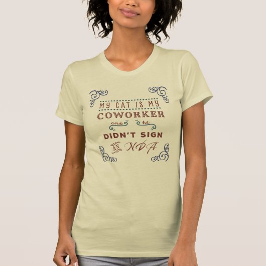 同僚は猫で、秘密保持契約を結んでくれません! Tシャツ (正面)