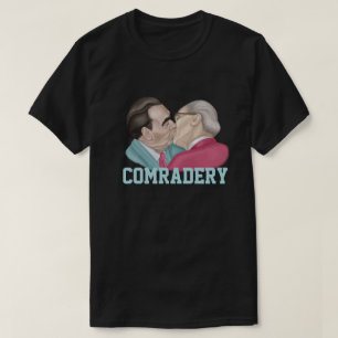同志-ブレジネフ·ホネッキスをするカー Tシャツ