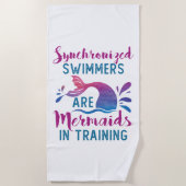 同期泳ぐ人はトレーニング中の人魚 ビーチタオル (正面)