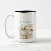 名おもしろいパーソナライズされた名シーストレス裁縫中毒者 ツートーンマグカップ (左)