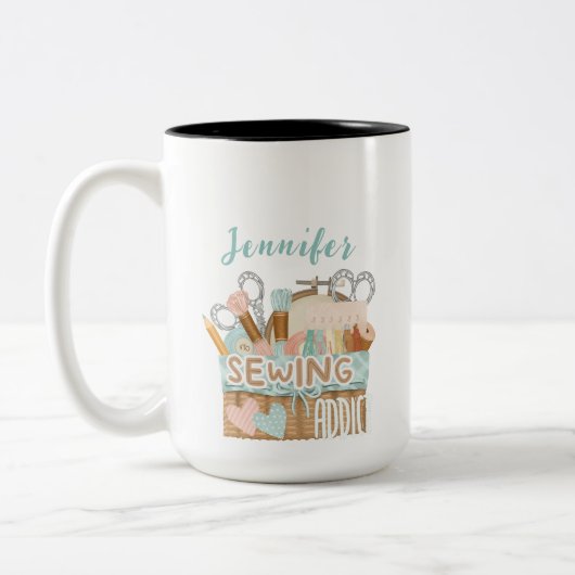 名おもしろいパーソナライズされた名シーストレス裁縫中毒者 ツートーンマグカップ (左)