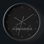 名エレガントパーソナライズされたモダン前モノグラム 壁時計<br><div class="desc">名前モノグラム時計で私たちのブラックアウトでお洒落あなたの家のデッキを高めモダンるパーソナライズされた。美しい壁の時計はコンテンポラリーtouchとシームレスに融合パーソナライズされたし、どの部屋にもスタイリッシュ機能的に追加できる。ブラックアウトスタイルにあなたの名前とモノグラムお洒落をフィーチャーし、この時計はあなたの生活宇宙にプロフェッショナリズムとユニークのtouchを追加する。そのミニマはっきりしたリズムなデザインは洗練さを醸し出し、インテリアデザインを簡単に補完する焦点を作り出しモダンている。あなたはの家飾室、リビングルーム、ベッドルームを問わず、ブラックアウトスタイルのモノグラム時計は、インテリアデザインの卓越性とパーソナライズに対するコミットメントの声明である。私たちのブラックアウトを使用してスタイルと機能の両方であなたのデコーお洒落ドを高めエレガントるパーソナライズされたモダンMonogram Clockは、彼らの自宅の家具で型枠と機能の両方を大切にする人のための理想的なアクセサリー。</div>