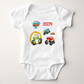 名カラフル前の小さな少年モンスタートラック ベビーボディスーツ (正面)