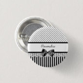 名ガーリー前の白ビクトリアンストライプ黒の文字 缶バッジ (正面&裏面)