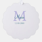 名シンプルミニマル前モノグラム紫の緑の日付を追加 オーナメントカード (裏面)