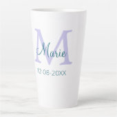 名シンプルミニマル前モノグラム紫の緑の日付を追加 カフェラテマグ (正面)