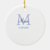 名シンプルミニマル前モノグラム紫の緑の日付を追加 セラミックオーナメント (裏面)