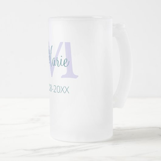 名シンプルミニマル前モノグラム紫の緑の日付を追加 フロストグラスビールジョッキ (正面右)