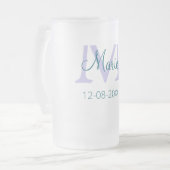 名シンプルミニマル前モノグラム紫の緑の日付を追加 フロストグラスビールジョッキ (正面左)