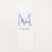 名シンプルミニマル前モノグラム紫の緑の日付を追加 ヨガマット (裏面)