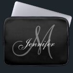 名シンプル前のモノグラムを黒、灰色 ラップトップスリーブ<br><div class="desc">モノシンプルグラムや名前を使ってデザインをカスタマイズできます。デザイン: ELKE CLARKE© MONOGRAM GALLERY用。アルフスタイリッシュァベットの全ての文字に対して働く時間のないデザイン。編集メニューを使用して文字の位カスタマイズ置を変更するには、「It」を選択する必要がある場合があり違うます。彼女のたガーリーめの洗練されたデザイン。色の背景違うが必要か？ストア連絡を通してデザインします。</div>