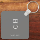 名パーソナライズされた前とイニシャルエレガントデザイン灰色 キーホルダー (裏面)