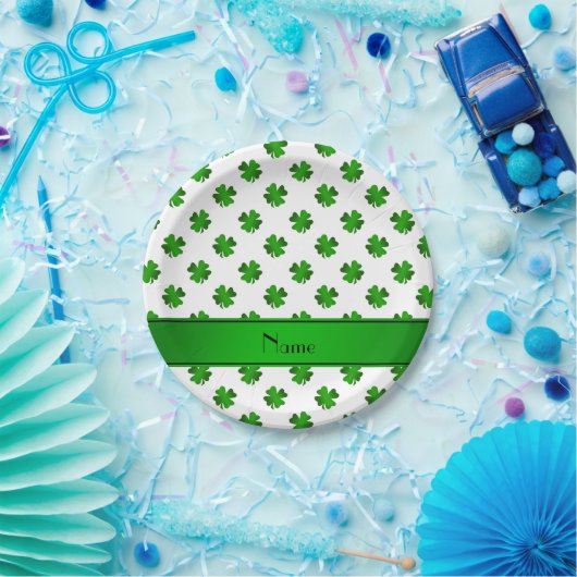 名パーソナライズされた前はgreen shamrocks green ストライプ ペーパープレート (パーティー)