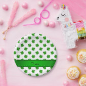 名パーソナライズされた前はgreen shamrocks green ストライプ ペーパープレート (パーティー)