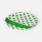 名パーソナライズされた前はgreen shamrocks green ストライプ ペーパープレート (アングル)