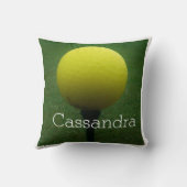 名パーソナライズされた前イエローゴルフボール クッション (裏面)