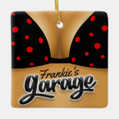 名パーソナライズされた前ビキニBabeガールマンケーブガレージ セラミックオーナメント (正面)