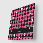 名パーソナライズされた前ピンク千鳥格子の黒 スクエア壁時計 (傾斜)