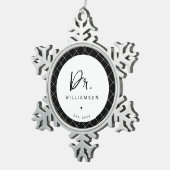 名パーソナライズされた前ミニマル医師の卒業 スノーフレークピューターオーナメント (右)