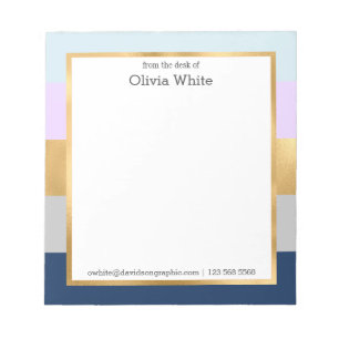 名パーソナライズされた前メモ帳のデスクから  ノートパッド